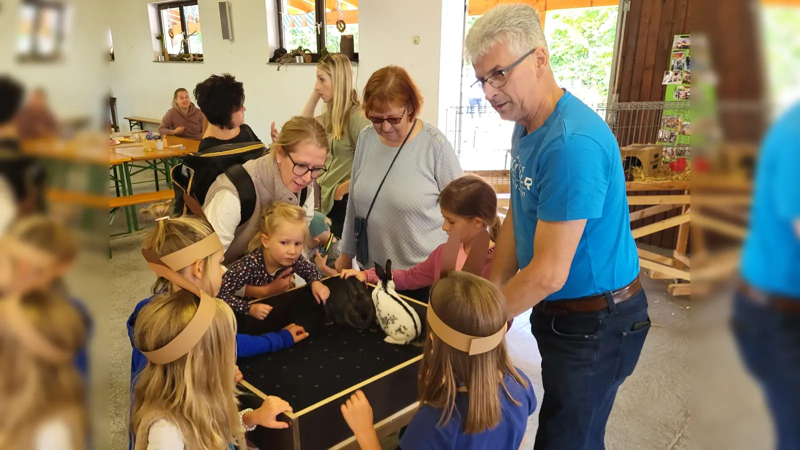 Spiel und Spaß standen bei den Kleintierzüchtern anlässlich des Feriennachmittags hoch im Kurs. Besonders der Streichelzoo hatte es den Kindern angetan. (Bild: Bianca Kraus)