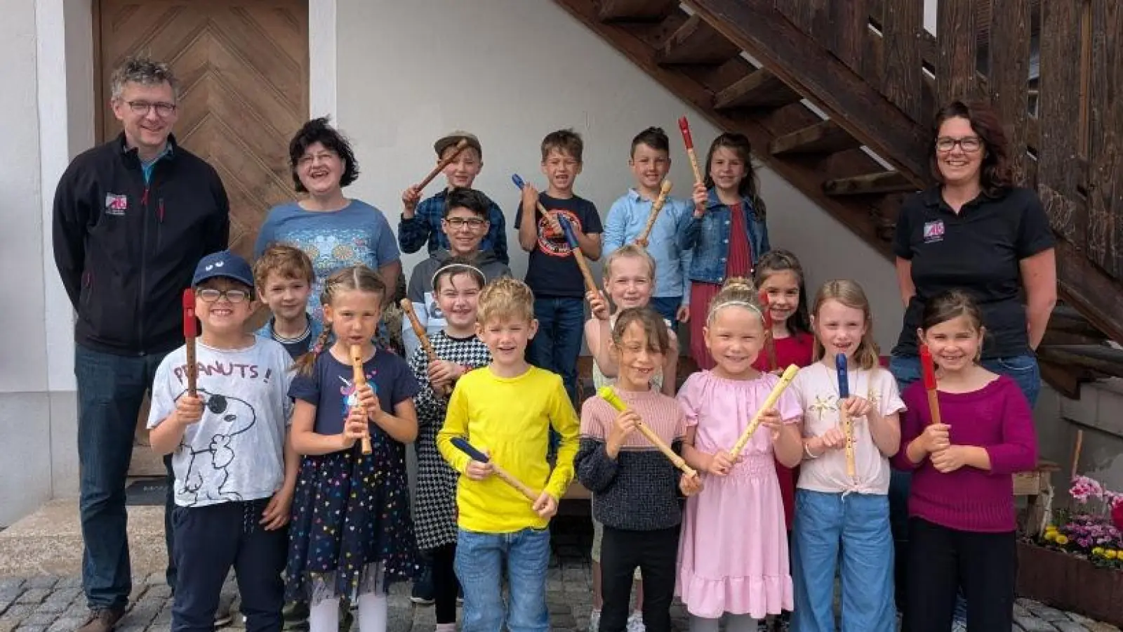 Über eine erfolgreiche Ausbildung der Flötengruppe freuen sich nicht nur die Kinder, sondern aus 2. Vorsitzender Alexander Böhm, Ilona Reheis (v.li) sowie Sabine Pilsl (re.) von der Blaskapelle St. Ägidius. (Bild: Paul Böhm)