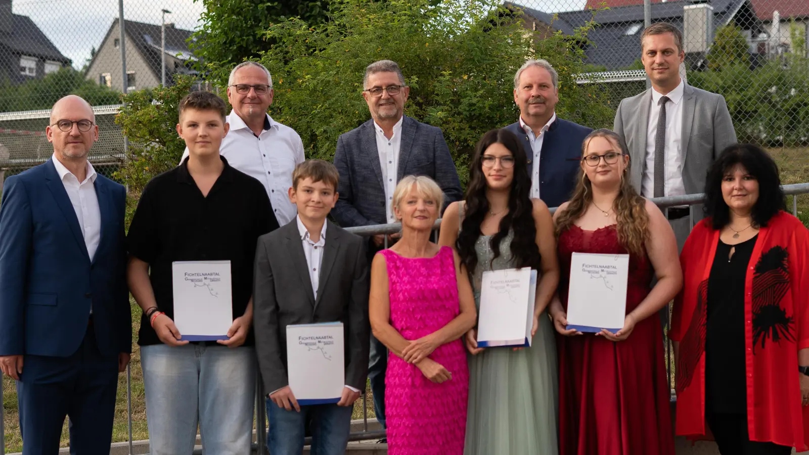 Die Jahrgangsbesten der Fichtelnaabtal-Mittelschule wurden mit einem Wertgutschein ausgezeichnet. Das Bild zeigt vorne von links: Rektor Alexander Köstler, Timo Bäumler, Toni Bayer, Klassleiterin Erni Bühl, Mia Anzer, Lara Pöllmann und Konrektorin Jessica Plannerer. Hinten von links die Bürgermeister der Schulverbandsgemeinden: Hubert Kraus (Pullenreuth), Franz Tauber (Mehlmeisel), Bernhard Schindler (Brand) und Wolfgang Söllner (Ebnath) (Bild: Marie Kopp)