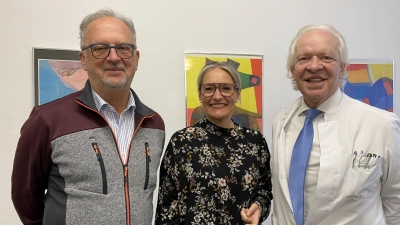 Dr. Reinhold Benz (links) und Dr. Stephan Gilliar (rechts) übergeben Elke Reinhart eine Spende für das Netzwerk „Integration Schwandorf”. (Bild: Claudia Völkl)