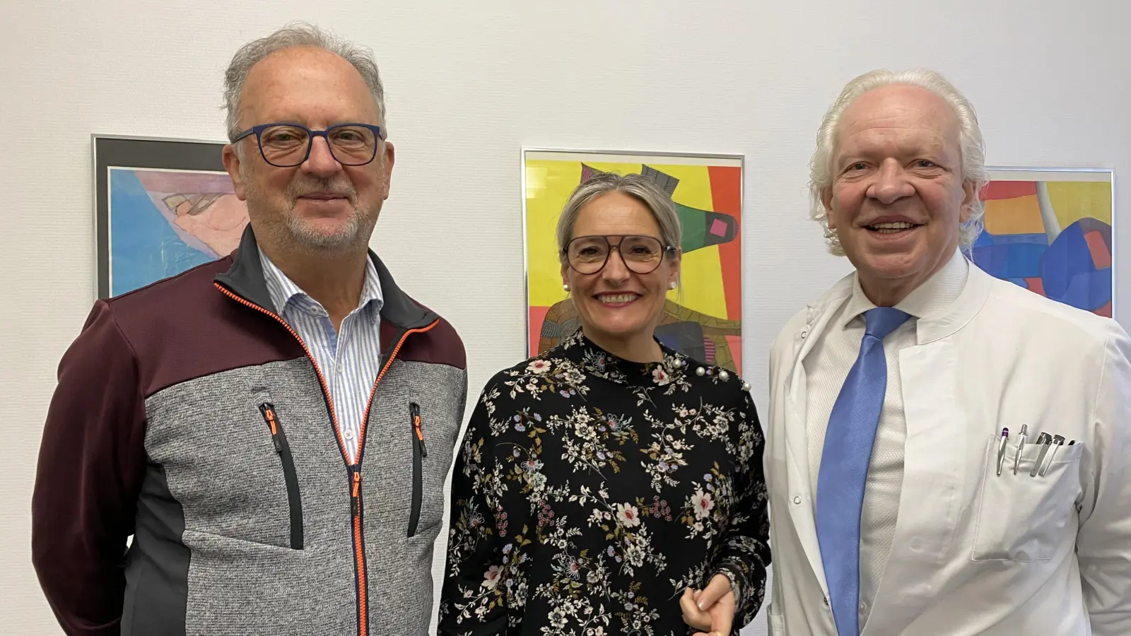 Dr. Reinhold Benz (links) und Dr. Stephan Gilliar (rechts) übergeben Elke Reinhart eine Spende für das Netzwerk „Integration Schwandorf”. (Bild: Claudia Völkl)