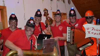 Die „Feierwehr-Kapelln“ die ihren zehnjährigen Auftritt feierte, hatte allerhand Begebenheiten zum Lachen und Schmunzeln auf Lager. Sie wurde mit großem Beifall des Publikums belohnt.  (Bild: Peter Garreiss)