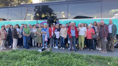 Gut gelaunt unterwegs: Die Senioren des TV Vohenstrauß bei ihrer vierten Busfahrt. (Bild: Wolfgang Weber)