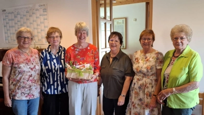 Geschenkübergaben vom Frauenkreisteam an Heidi Sprügel (3. von lks.) (Bild: Hannelore Stielper)