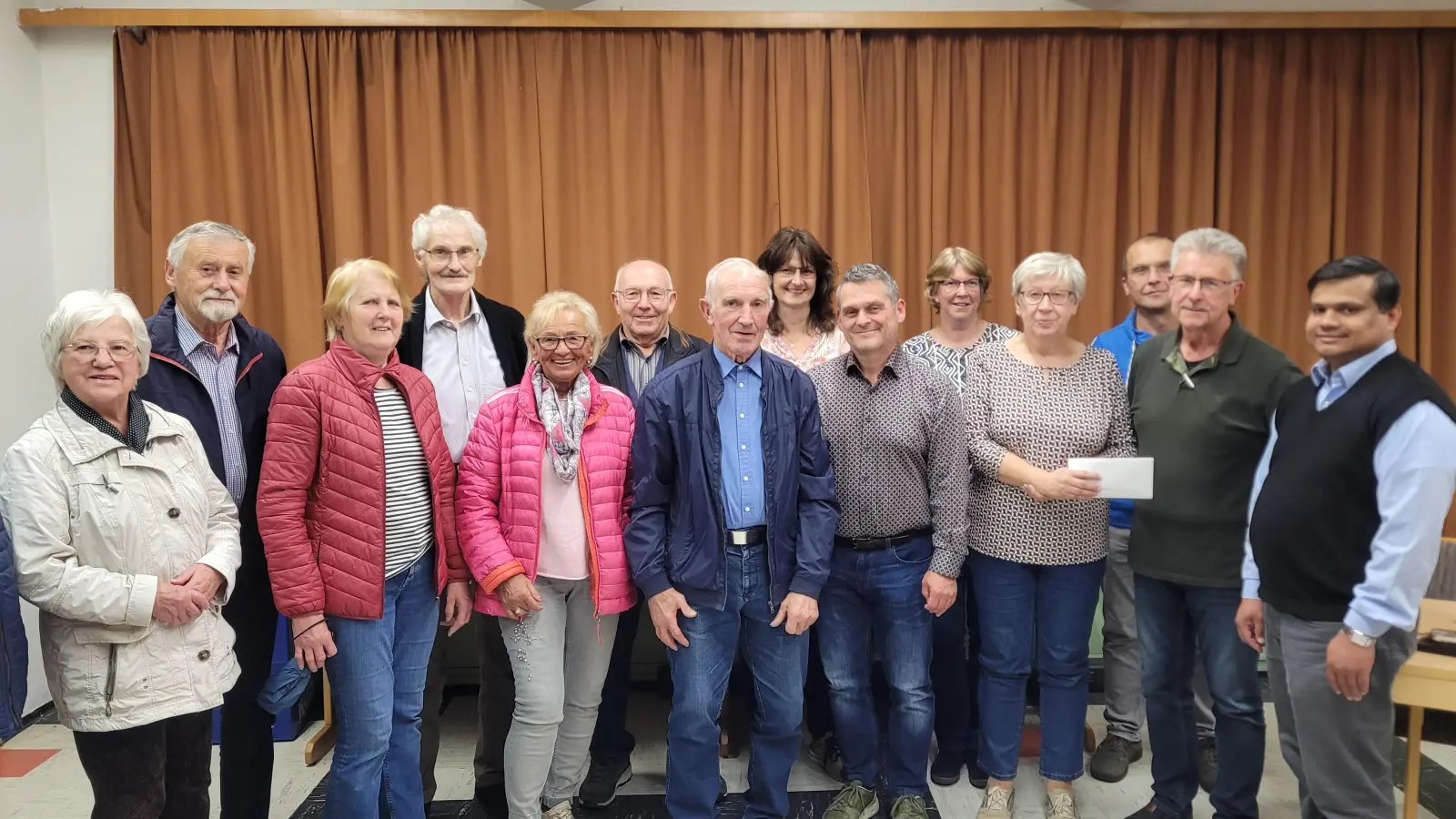 Das Bild zeigt das Leitungsteam der KAB zusammen mit weiteren KAB-Mitgliedern, die beim Sammeln und Binden der Kräutersträuße fleißig mitgeholfen haben, bei der Geldübergabe an Präses Pfarrer Martin und Kirchenpfleger Wolfgang Braun (erster und zweiter von rechts). (Bild: Bettina Stock)