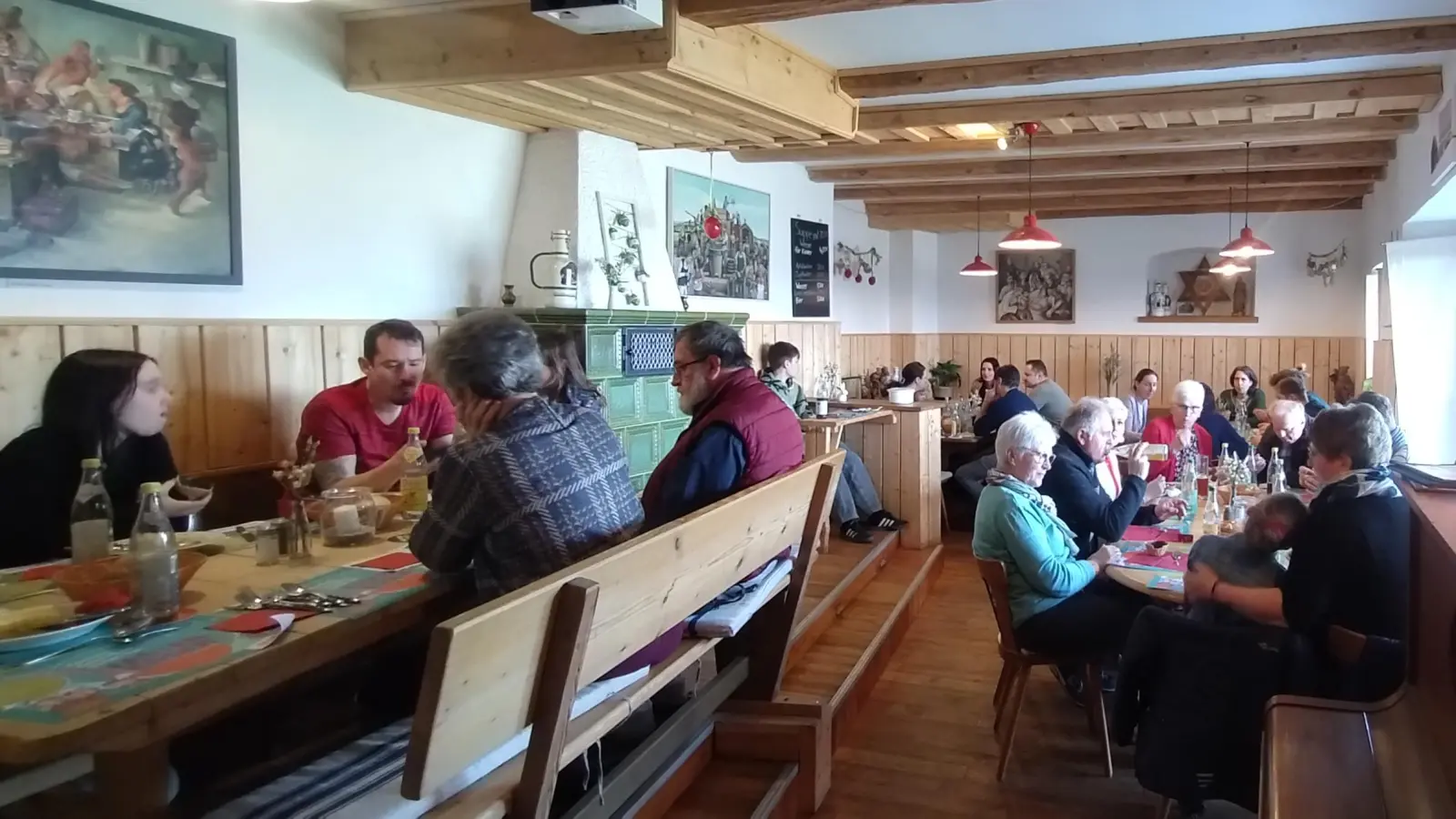 Die Firmlinge der katholischen Pfarrei Parkstein und Kirchendemenreuth luden zum Fastenessen ins Zeiglhaus in Parkstein. (Bild: exb/Sven Winkler)