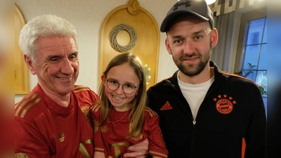 Mit viel Beifall hatten Vorsitzender Gerhard Stadler mit Enkeltochter Leni (8 Jahre) und Sohn Florian (von links) das neue T-Shirt „Beckenbauer 5“.  (Bild: Fred Lehner)