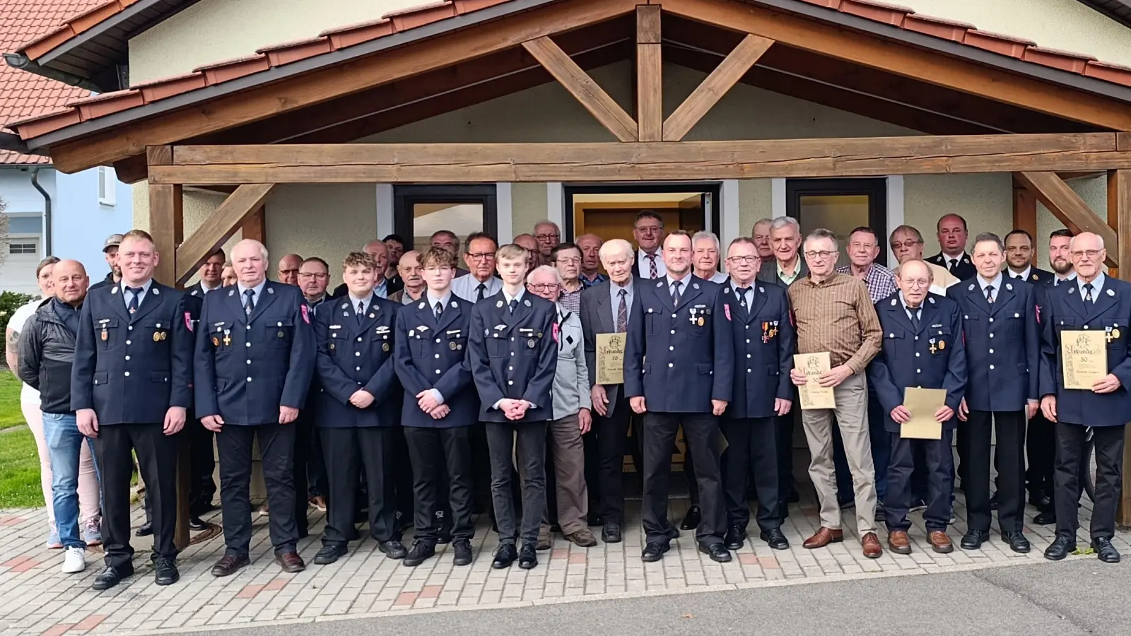 Die Vorstandschaft der Feuerwehr Gressenwöhr mit den vielen geehrten Mitgliedern. (Bild: Stefanie Gradl)