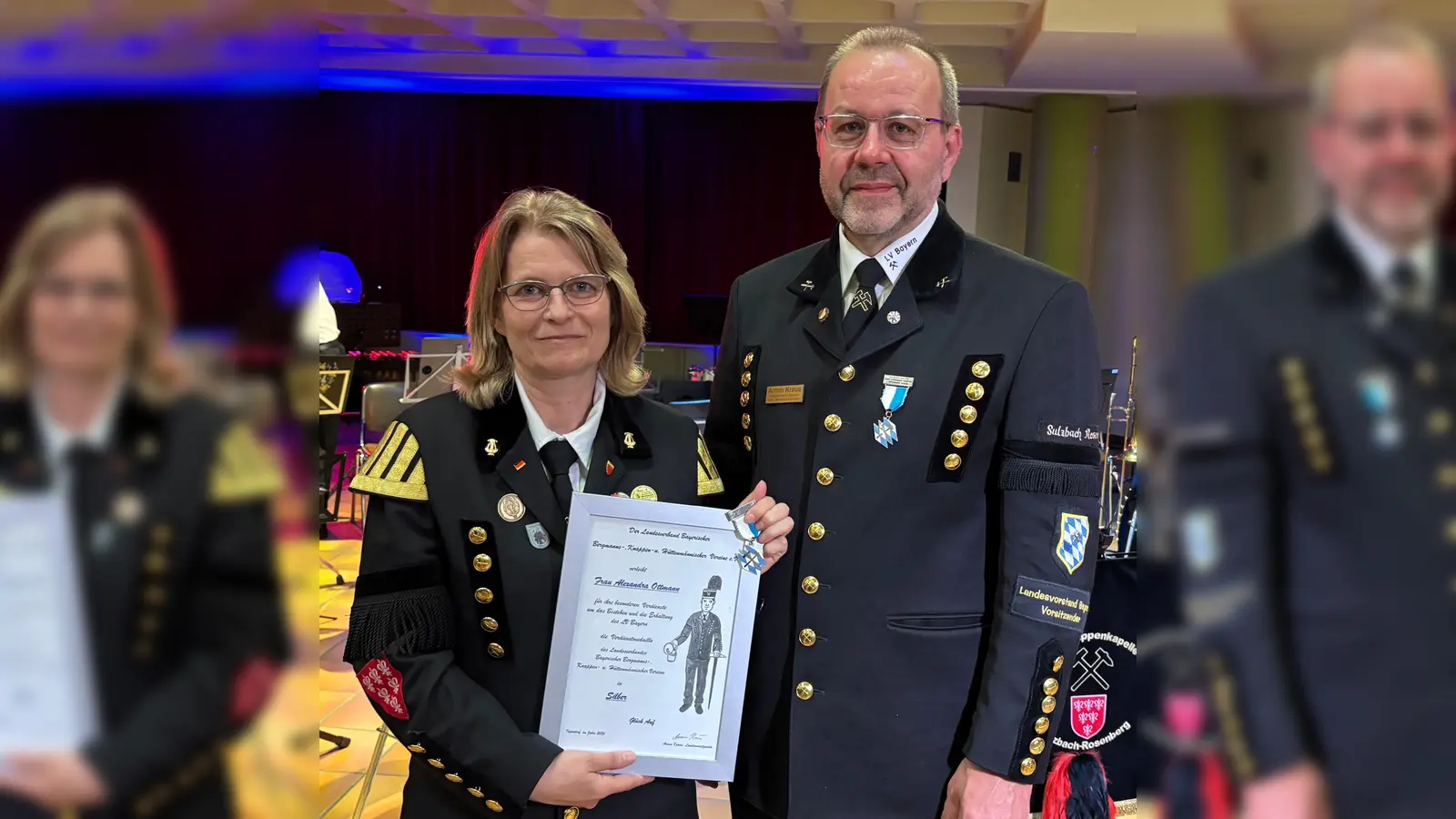 Der Bayerische Landesvorsitzende der Bergleute Armin Kraus (re) verlieh der Vorsitzenden des Fördervereins der Bergknappenkapelle Alexandra Ottmann (li) das Ehrenabzeichen des Landesverbandes in Silber. (Bild: Karin Kraus)