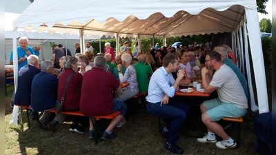 Voll besetzte Plätze beim Siedlerfest (Bild: Georg Hüttner)