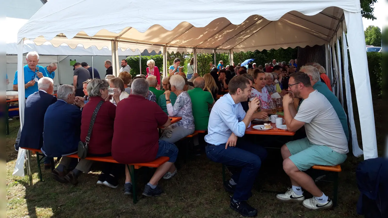 Voll besetzte Plätze beim Siedlerfest (Bild: Georg Hüttner)