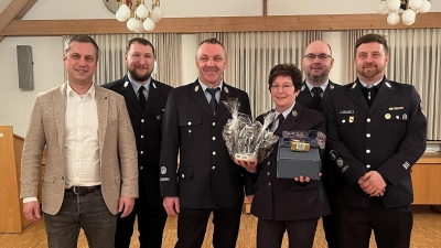 Bild zeigt die Ehrung v.li. Bürgermeister Wolfgang Söllner, KBM Fabian Günther, Kommandant Gerhard Horn, Jubilarin Monika Horn, KBM Michael Knott, stellvertretender Kommandant Daniel Köstler. (Bild: Josef Söllner)