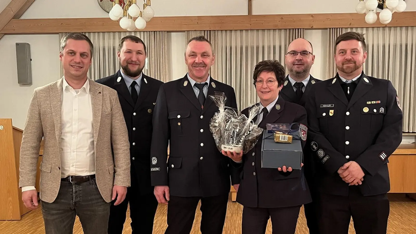 Bild zeigt die Ehrung v.li. Bürgermeister Wolfgang Söllner, KBM Fabian Günther, Kommandant Gerhard Horn, Jubilarin Monika Horn, KBM Michael Knott, stellvertretender Kommandant Daniel Köstler. (Bild: Josef Söllner)