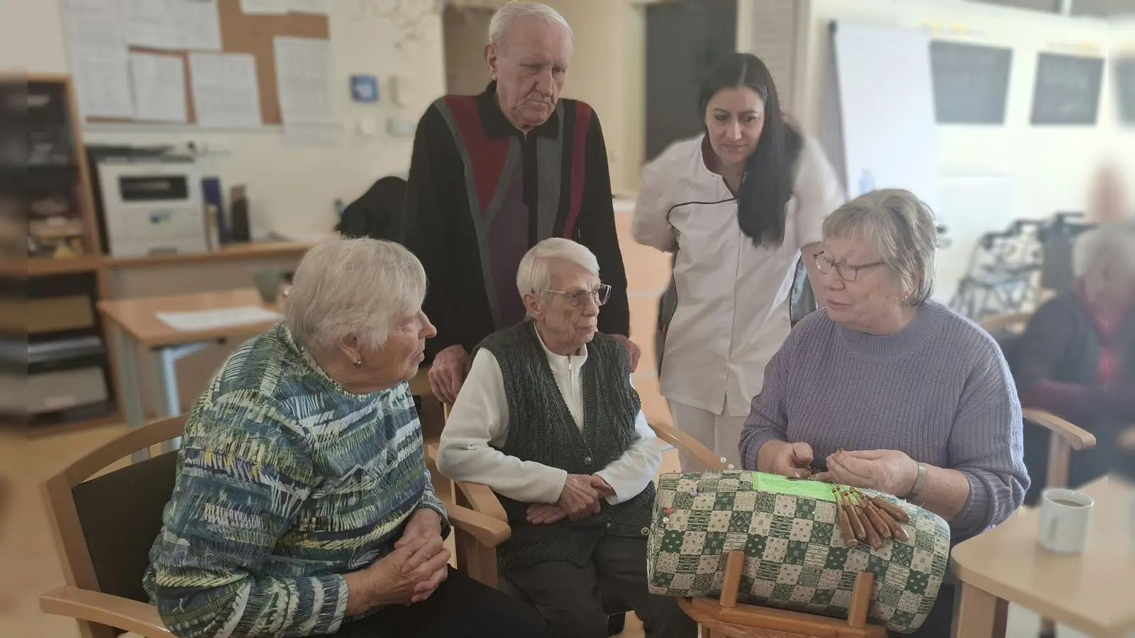 Die Sprecherin der Klöppelgruppe in Schönsee Frieda Roith zeigte den interessierten Senioren in der BRK-Tagespflege das alte Handwerk des Klöppelns. (Bild: Karin Soukop)