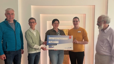 Kirchenpfleger Günter Schießl, PGR-Mitglied Mathilde Schießlbauer; PGR-Sprecherin Sandra Schieder, Hospizleiterin Katharina Salbeck, Pfr. Heinrich Rosner bei der Spendenübergabe (Bild: Sandra Schieder)