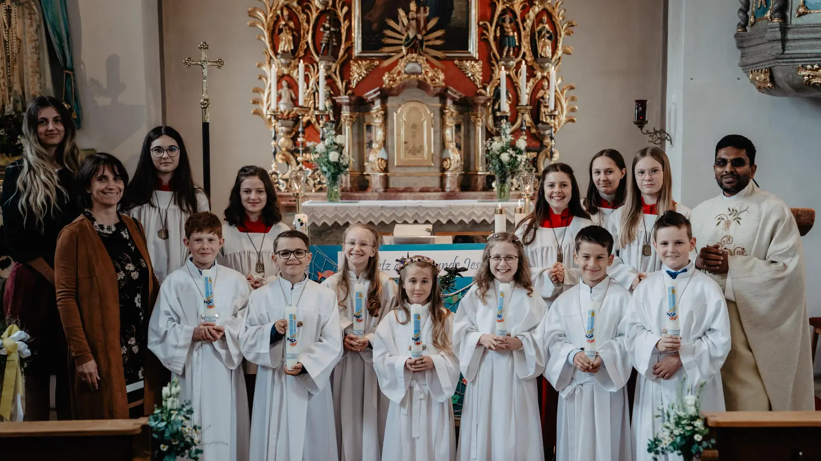 An diesem besonderen Tag gab es nur strahlende Gesichter bei den sieben Erstkommunionkindern Hannes, Valentin, Emma, Eva, Julia, Leon und Max. Auch P. Joseph Vembadamthara, Frau Losch, Frau Wegerer und die Ministrantinnen freuten sich mit ihnen.  (Bild: Manuel Schlosser)
