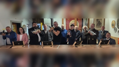 v.l. Joachim Bender, Sonja Kalb, Bürgermeister Stefan Frank, Martin Sachsenhauser, Patrick Fröhlich, Florian Mattheß und Alexander Donhauser beide RWS, die Schützenmeister Georg Hausmann, Reinhold Brandl, Werner Wendl, Kurt Falk und Oberschützenmeister Jürgen Weiß (Bild: Theo Heinz)