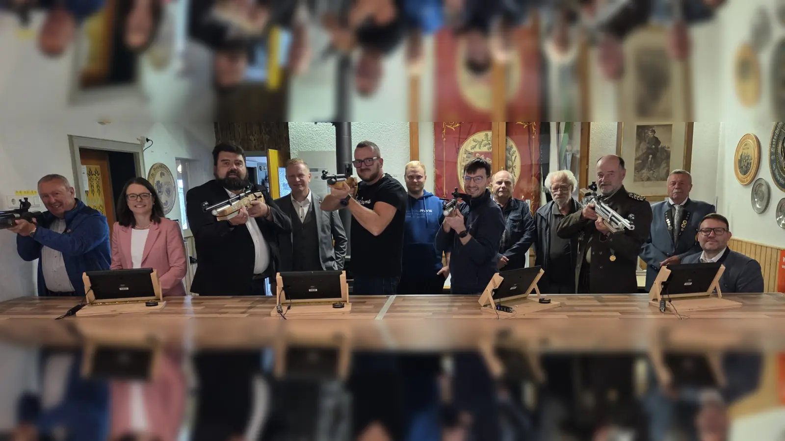 v.l. Joachim Bender, Sonja Kalb, Bürgermeister Stefan Frank, Martin Sachsenhauser, Patrick Fröhlich, Florian Mattheß und Alexander Donhauser beide RWS, die Schützenmeister Georg Hausmann, Reinhold Brandl, Werner Wendl, Kurt Falk und Oberschützenmeister Jürgen Weiß (Bild: Theo Heinz)