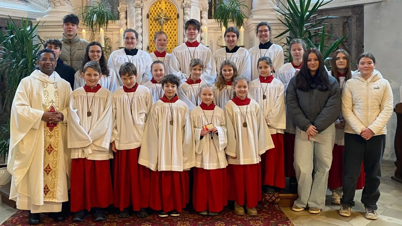 P. Georg Parampilthadathil mit dem liturgischen Dienst, den Oberminis, dem Ausbildungsteam, den vier Minis, die verabschiedet wurden und den neun neuen Ministranten der Pfarrgemeinde Pfreimd (Bild: Katrin Zimmermann)