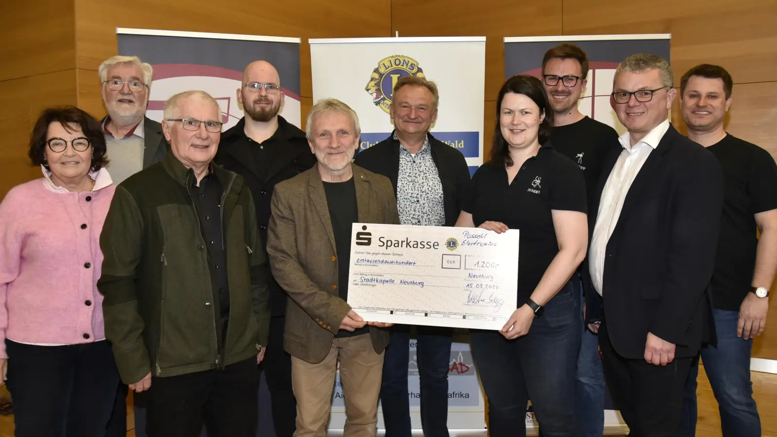 Lions und Stadtkapelle bei der Scheckübergabe: Im Bild (von links) Claudia Kaufmann, Dr. Ralf Heimrath, Michael Steidl, Tobias Fuchs (Fa. Possehl), Roman Sorgenfrei, Walter Brey, die Vorsitzende der Stadtkapelle, Magdalena Zach, Schatzmeister Philipp Beutel, Bürgermeister Martin Birner und Dirigent Markus Held.  (Bild: Michael Süß)