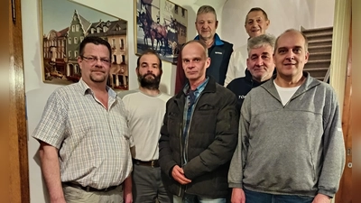 Die neue Vorstandschaft. Vorne v.l.n.r: Vorstand Andreas Schiedlofsky, stellv. Josef Kormann, Anlagenwarte Sebastian Wedl u. Wolfgang Plößl, Kassenprüfer Wolfgang Bauer. Hinten v.l.n.r: Kassier Roland Vogel, Kassenprüfer Alois Bayer. (Bild: Manuela Groß)