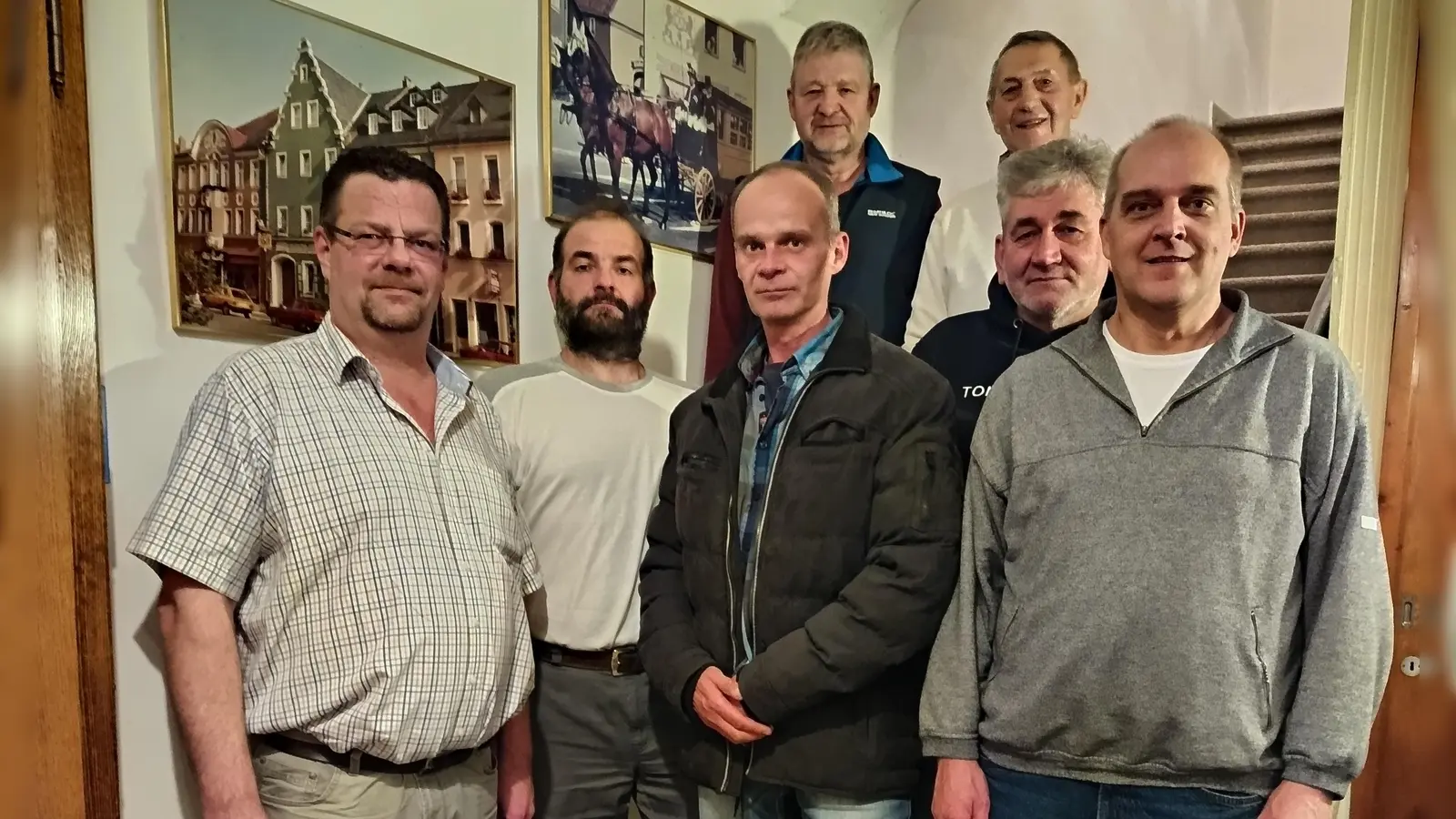 Die neue Vorstandschaft. Vorne v.l.n.r: Vorstand Andreas Schiedlofsky, stellv. Josef Kormann, Anlagenwarte Sebastian Wedl u. Wolfgang Plößl, Kassenprüfer Wolfgang Bauer. Hinten v.l.n.r: Kassier Roland Vogel, Kassenprüfer Alois Bayer. (Bild: Manuela Groß)