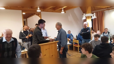 „Moderator” Jürgen Leißner überreichten den Sieger des Abends Heinz Müller den Barpreis in Höhe von 120 €. (Bild: Marko Hieltel)