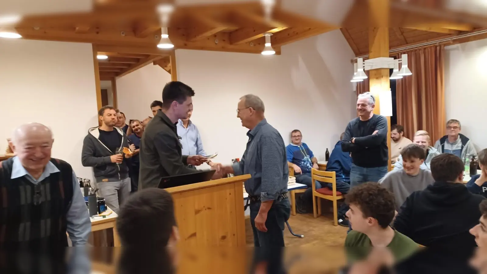 „Moderator” Jürgen Leißner überreichten den Sieger des Abends Heinz Müller den Barpreis in Höhe von 120 €. (Bild: Marko Hieltel)