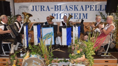 Gute Musik, eine gepflegte Unterhaltung und das erlesene Weine und kulinarische Genüsse in der herbstlich dekorierten Freizeithalle lockte viele Gäste an. Dazu spielte die Gruppen Bayrisch-Böhmisch-Blech (Bild) und Kreitz&amp;Quer zünftig auf. (Bild: Paul Böhm)