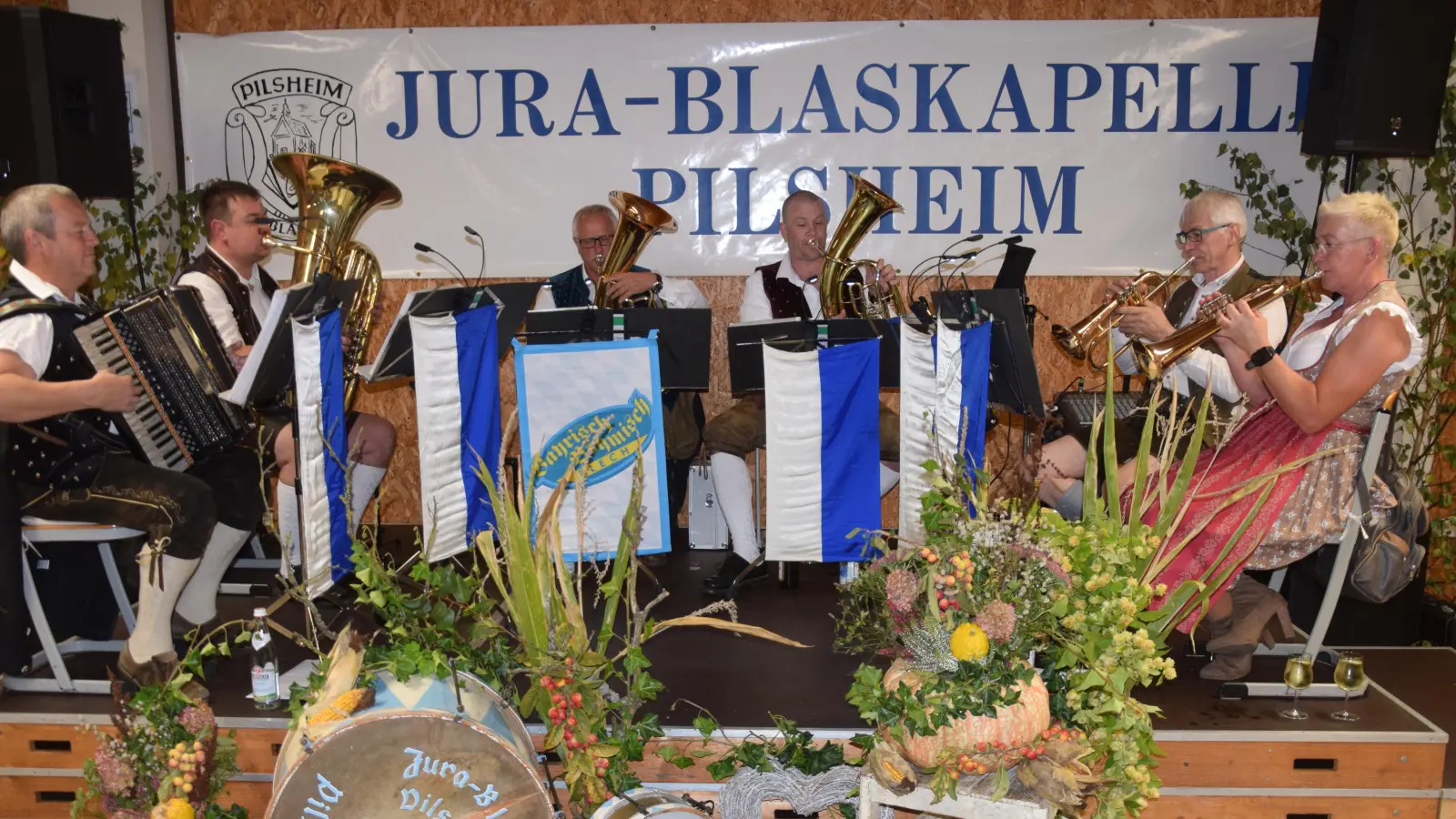 Gute Musik, eine gepflegte Unterhaltung und das erlesene Weine und kulinarische Genüsse in der herbstlich dekorierten Freizeithalle lockte viele Gäste an. Dazu spielte die Gruppen Bayrisch-Böhmisch-Blech (Bild) und Kreitz&amp;Quer zünftig auf. (Bild: Paul Böhm)