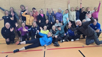 Hinten links: Julia Stang und Simone Fuchs zusammen mit Helga Powalla vorne mittig, begeisterten mit Wandpilates und Zirkel-Variationen. (Bild: Reinhard Weber)