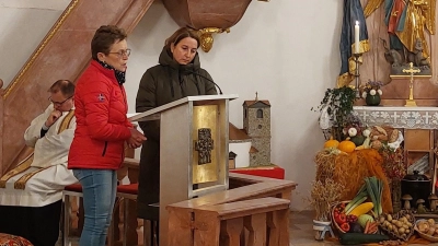 Armesbergkirche: Frauen der KAB Immenreuth tragen Geschichten aus dem Leben Jesu vor. (Bild: Christine Sollfrank)
