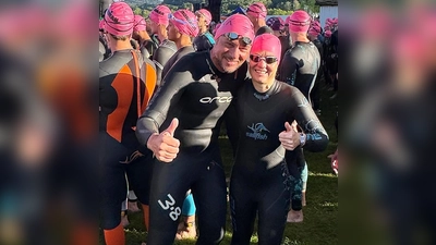 Meike und Andi Huf freuten sich das Ziel beim Ironman Klagenfurt erreicht zu haben (Bild: Franz Pretzl)