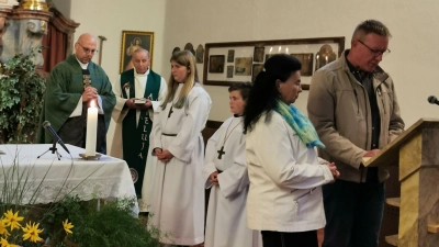 Sieglinde Herzing und Klaus Eckert trugen die Fürbitten vor. Im Hintergrund Pfarrer Norbert Förster ausPegnitz und Johannes Nikel aus Neuhaus. (Bild: Herbert Ziegler)