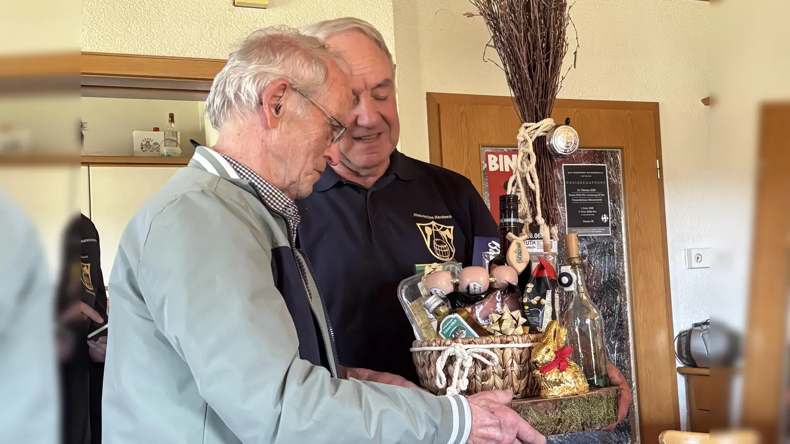 Josef Meißner, unser Besenbinder, bekam zum Dank für seine jahrlange Unterstützung einen Geschenkkorb, den Herbert Konrad im Namen des Arbeitskreises überreichte.  (Bild: Herbert Konrad)