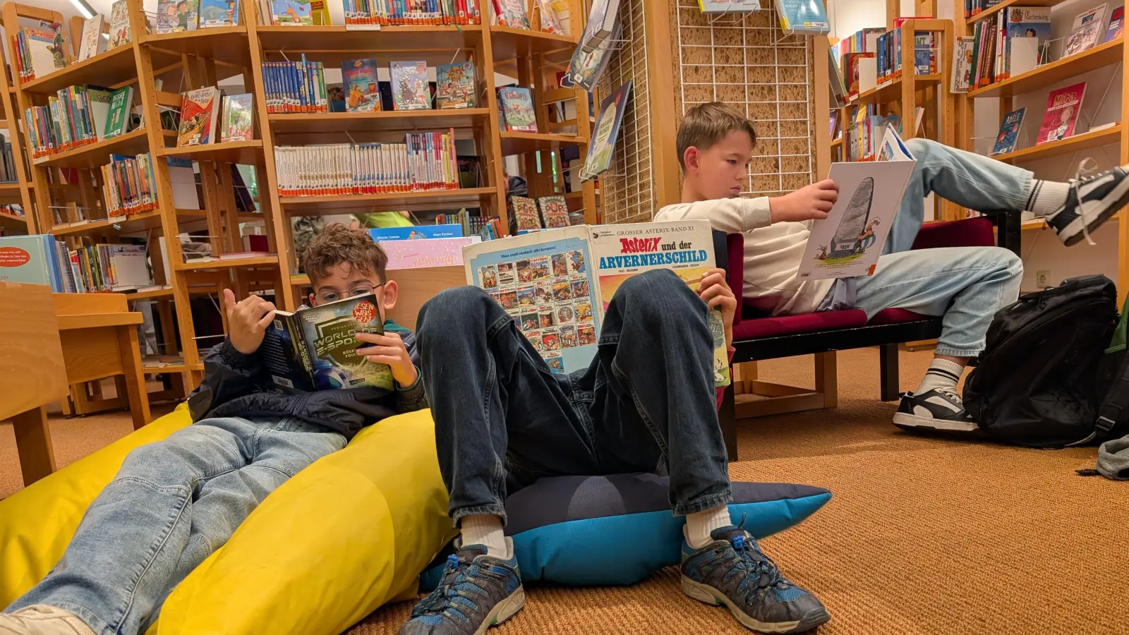 Die Schüler machten es sich mit ihren Büchern auf den Sitzsäcken bequem. (Bild: Kristina Gebel )