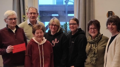 v.l.n.r.: Karl Siegert, Kurt von Klenk (Förderverein Hängematte). Bettina Moser, SPD Bürgermeisterkandidatin. Monika Kick und Renate Dümmler, Vorsitzende SPD Frauen und SPD Stadtratskandidatinnen. Jessica Graf (Leitung Hängematte. Sandra Konopek (Erzieherin). (Bild: Benjamin Gebhardt )