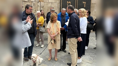 Dr. Charlotte Knobloch im Gespräch mit den Besucherinnen und Besuchern aus Moosbach. (Bild: Fritz Möstl)