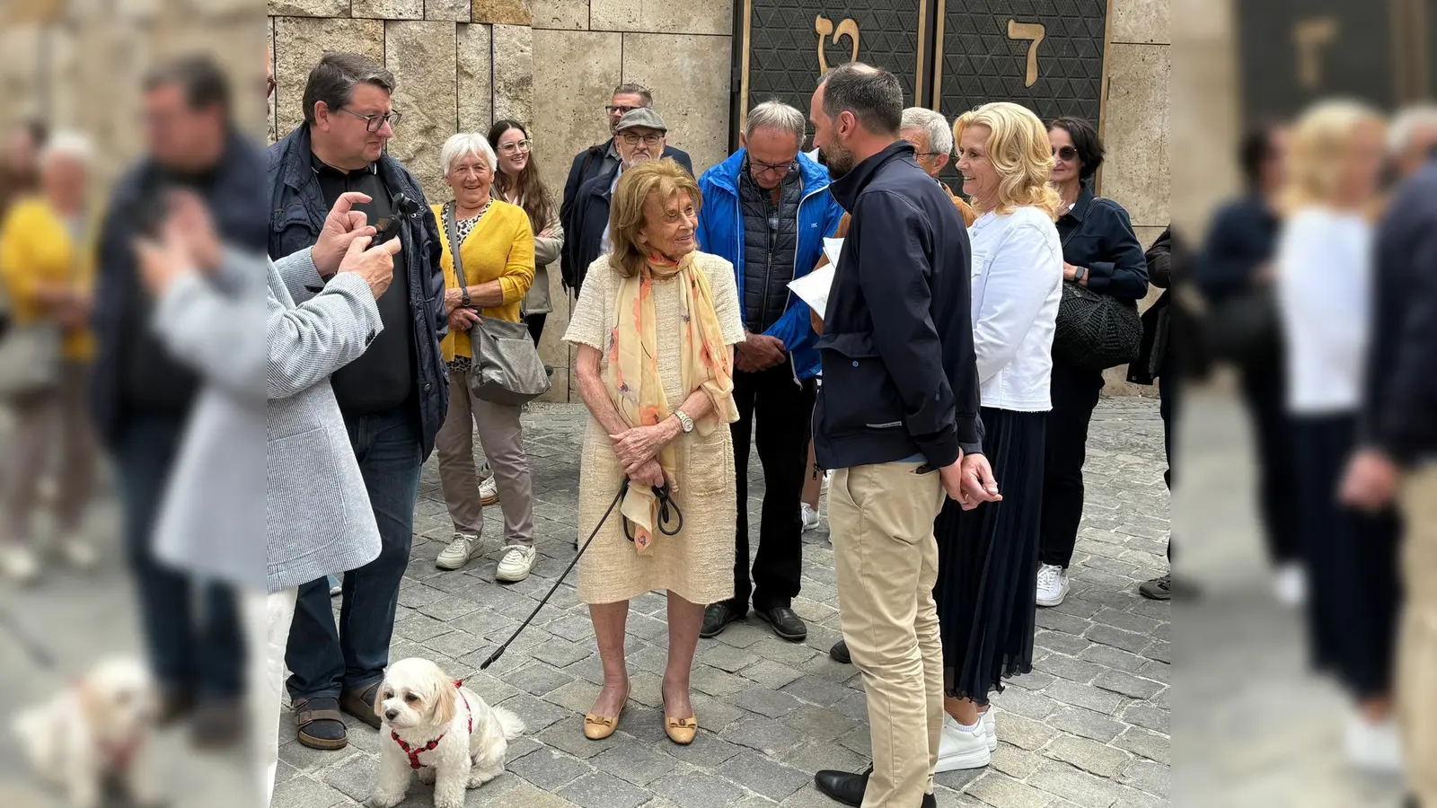 Dr. Charlotte Knobloch im Gespräch mit den Besucherinnen und Besuchern aus Moosbach. (Bild: Fritz Möstl)