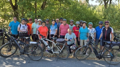 Bei bestem Sommerwetter machte sich eine stattliche Gruppe des VdK-Ortsverbandes Schlammersdorf mit dem Fahrrad auf den Weg zur Kirwa nach Dießfurt. Vorsitzender Harald Schlöger hatte die Tour bestens organisiert, die abwechslungsreiche Strecke wurde vom 2. Vorsitzenden Manfred Melchner ausgesucht. (Bild: Michael Wiesnet)