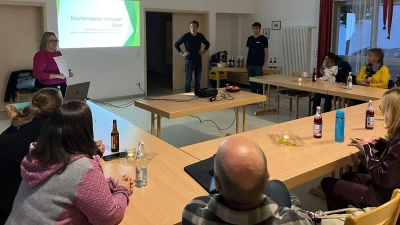 Bürgermeisterkandidat Thomas Beutner begrüßt die Referentin Heike Bertelshofer  (Bild: Lydia Vogt )