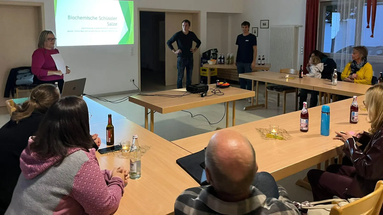 Bürgermeisterkandidat Thomas Beutner begrüßt die Referentin Heike Bertelshofer  (Bild: Lydia Vogt )