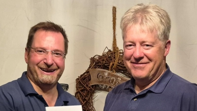 Vorstand Walter Heindl ehrte den langjährigen Kassier Alexander Ernstberger. (Bild: Lukas Forster)