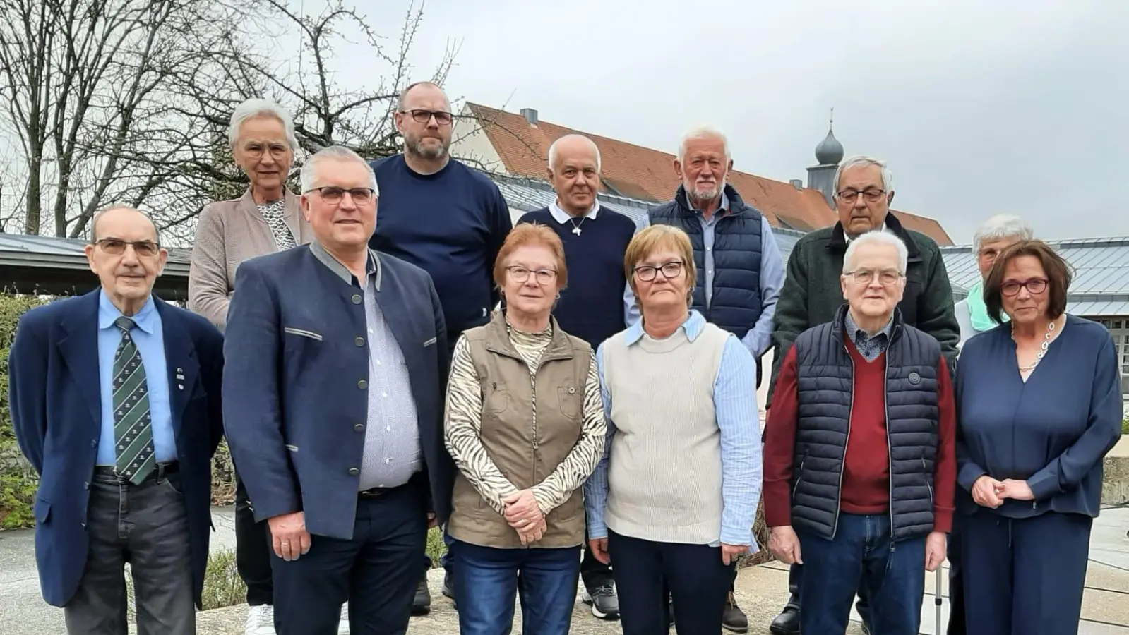 V. r.: 1. Vors. G. Gradl, Hr. Butz, Fr. Nicklas, Fr. Hausknecht, 1. Bgm. R. Tischler, stellv. Kreisvorsitzender Hr. Fugmann, re. hinten: Hr. Beierlein, Hr. Holzgartner, Hr. Rothmeier, Hr. Babl und Fr. Braun. (Bild: Noah Liedtke)