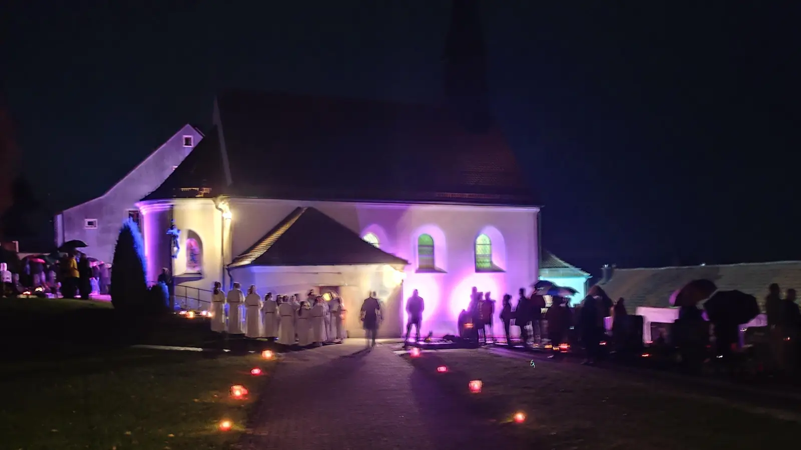 Stimmung am Friedhof während der Gräbersegnung  (Bild: Conny Heldmann)