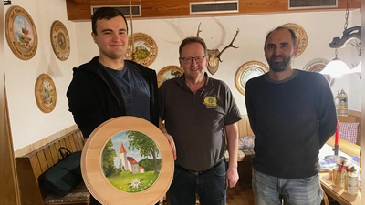 von links Scheibengewinner Marco Meidenbauer, Schießleiter und Scheibenspender Georg Appel und 2. Schützenmeister Michael Loos. (Bild: Pauline Regler)
