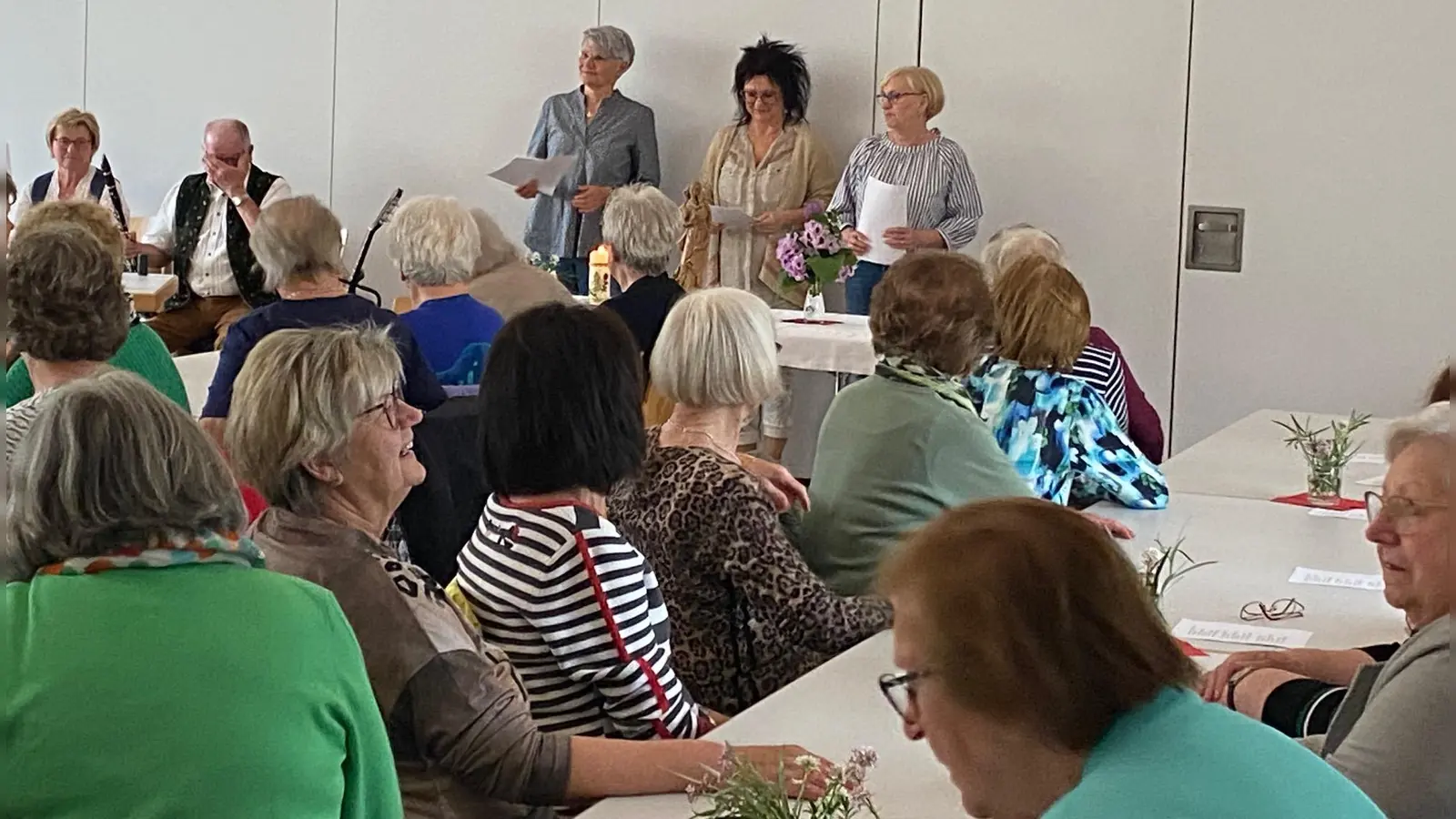 Der Frauenbund gestaltete die Maiandacht. (Bild: Angela Dausch)