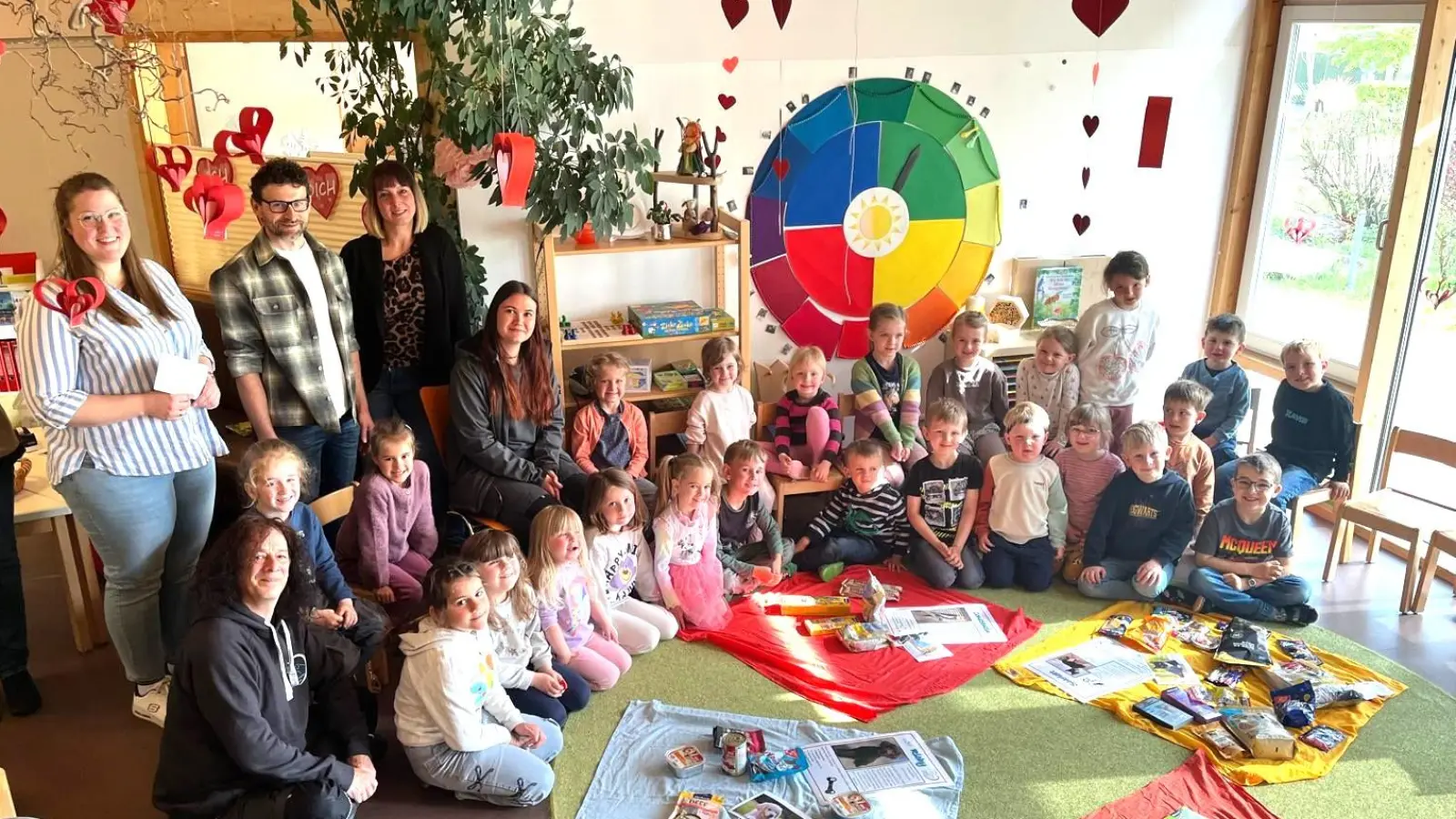 Die Kinder der Kita St. Josef sind gut vorbereitet und freuen sich, den Tieren zu helfen. (Bild: Michaela Scheck)