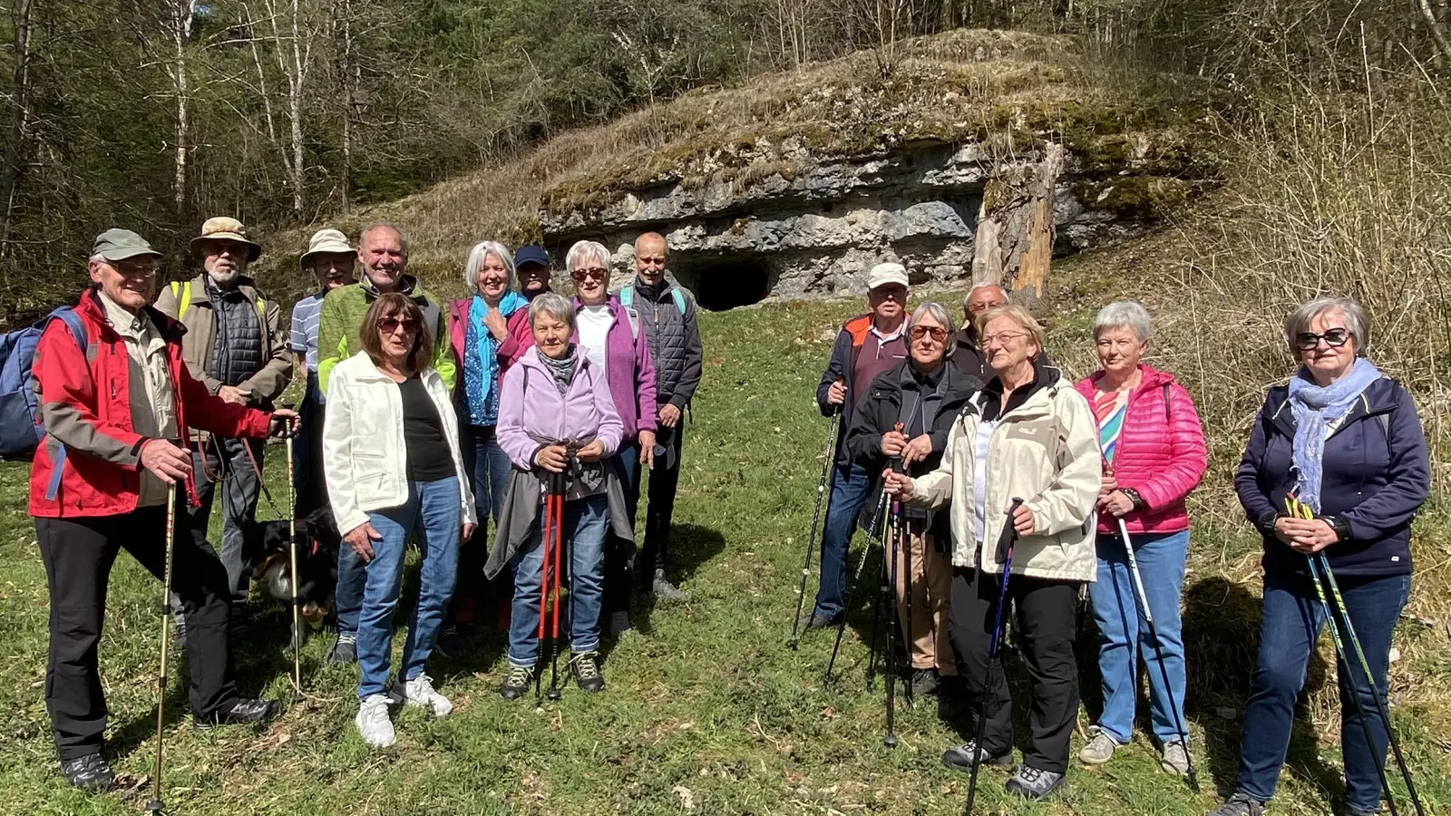 Wanderer des OWV Nabburg vor dem Naturdenkmal „Windloch” oberhalb des Marktes Lauterhofen. (Bild: Hans Rachwalik)