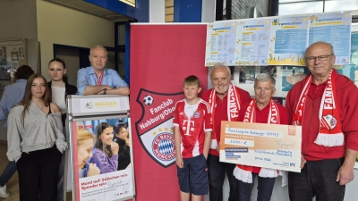 Der Präsident des Bayern Fanclubs Nabburg, Bernd Hofmann, und die zwei Vorstandsmitglieder Veronika Hofmann und Günter Wicha bei der Spendenübergabe an der Naabtal-Realschule (Bild: Matthias Sitzmann)